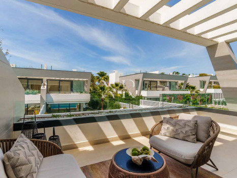 Maison jumelée à vendre dans l'urbanisation Banús Bay, à quelques minutes de la plage