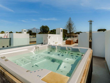 Maison jumelée à vendre dans l'urbanisation Banús Bay, à quelques minutes de la plage