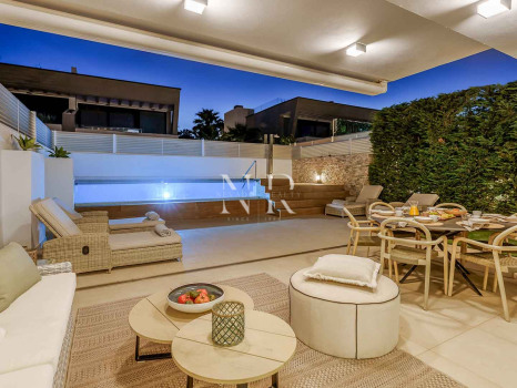 Maison jumelée à vendre dans l'urbanisation Banús Bay, à quelques minutes de la plage