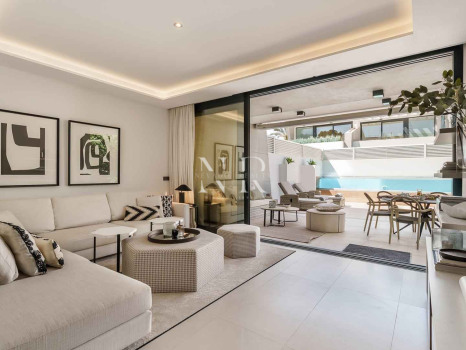 Maison jumelée à vendre dans l'urbanisation Banús Bay, à quelques minutes de la plage