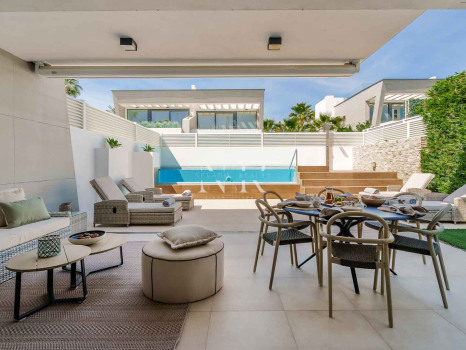 Maison jumelée à vendre dans l'urbanisation Banús Bay, à quelques minutes de la plage