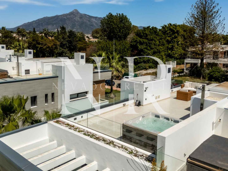 Semi-detached house for sale in Banús Bay Urbanization, just minutes from the beach