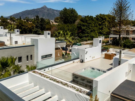 Maison jumelée à vendre dans l'urbanisation Banús Bay, à quelques minutes de la plage