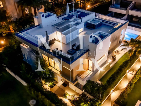 Semi-detached house for sale in Banús Bay Urbanization, just minutes from the beach