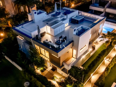 Maison jumelée à vendre dans l'urbanisation Banús Bay, à quelques minutes de la plage