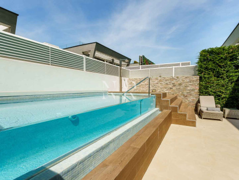 Maison jumelée à vendre dans l'urbanisation Banús Bay, à quelques minutes de la plage
