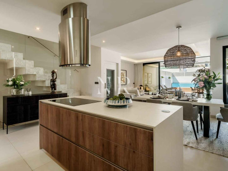 Maison jumelée à vendre dans l'urbanisation Banús Bay, à quelques minutes de la plage