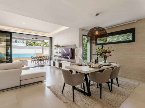 Maison jumelée à vendre dans l'urbanisation Banús Bay, à quelques minutes de la plage
