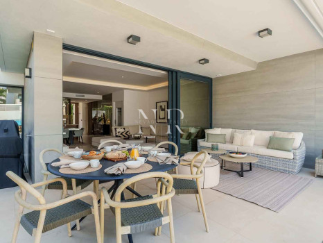 Maison jumelée à vendre dans l'urbanisation Banús Bay, à quelques minutes de la plage