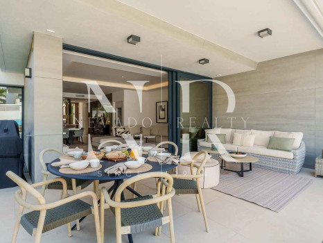 Semi-detached house for sale in Banús Bay Urbanization, just minutes from the beach