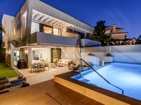 Maison jumelée à vendre dans l'urbanisation Banús Bay, à quelques minutes de la plage