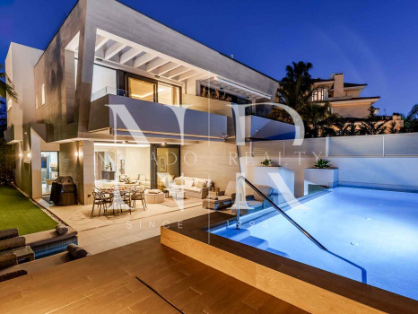 Semi-detached house for sale in Banús Bay Urbanization, just minutes from the beach