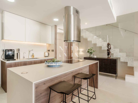 Maison jumelée à vendre dans l'urbanisation Banús Bay, à quelques minutes de la plage