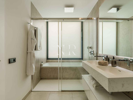 Maison jumelée à vendre dans l'urbanisation Banús Bay, à quelques minutes de la plage
