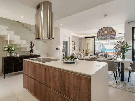 Maison jumelée à vendre dans l'urbanisation Banús Bay, à quelques minutes de la plage