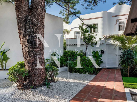 Maison mitoyenne entièrement rénovée à vendre dans le lotissement Los Potros