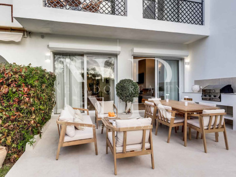 Maison mitoyenne entièrement rénovée à vendre dans le lotissement Los Potros