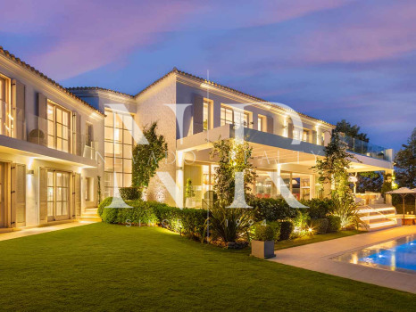 Villa en Aloha Golf en primera línea completamente reformada en venta