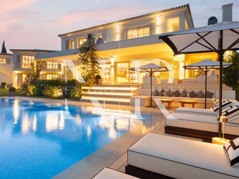 Villa en Aloha Golf en primera línea completamente reformada en venta