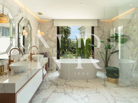 Villa en Aloha Golf en primera línea completamente reformada en venta