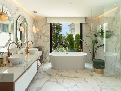 Villa en Aloha Golf en primera línea completamente reformada en venta