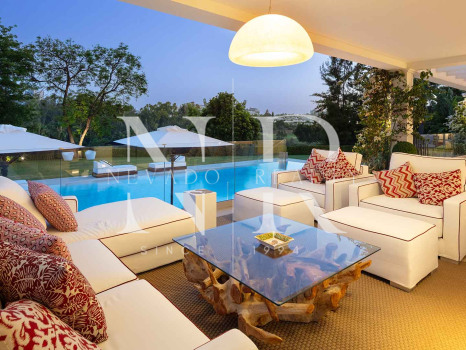 Villa en Aloha Golf en primera línea completamente reformada en venta
