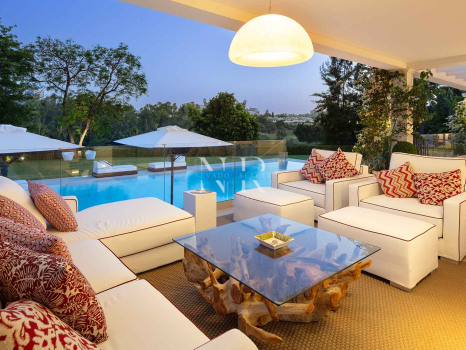 Villa en Aloha Golf en primera línea completamente reformada en venta
