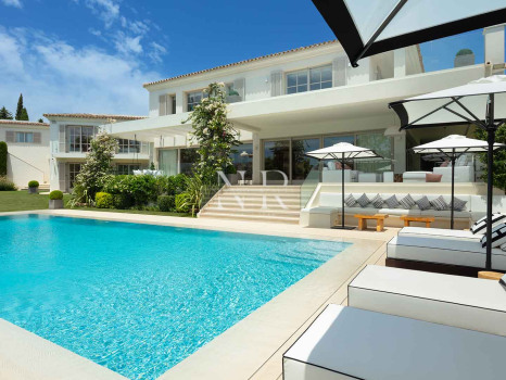 Villa en Aloha Golf en primera línea completamente reformada en venta