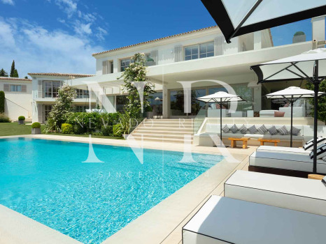 Villa en Aloha Golf en primera línea completamente reformada en venta