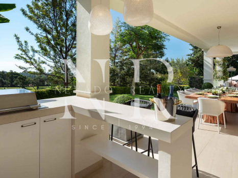 Villa en Aloha Golf en primera línea completamente reformada en venta