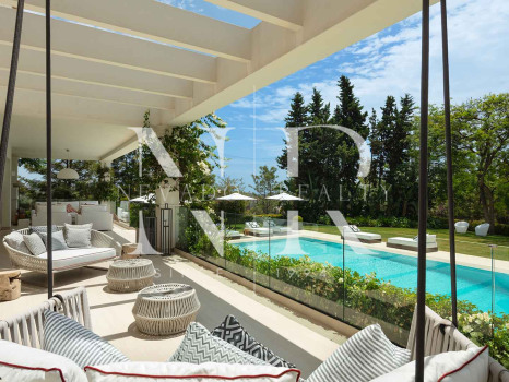Villa en Aloha Golf en primera línea completamente reformada en venta