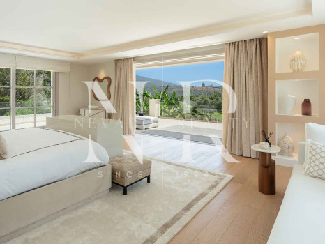 Villa en Aloha Golf en primera línea completamente reformada en venta