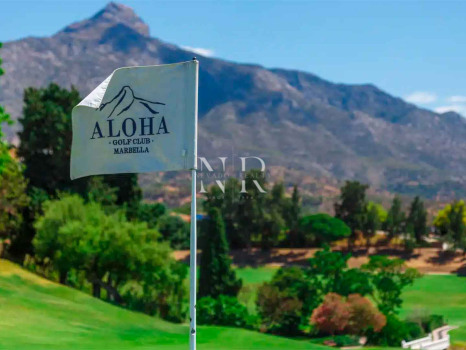 Villa en Aloha Golf en primera línea completamente reformada en venta