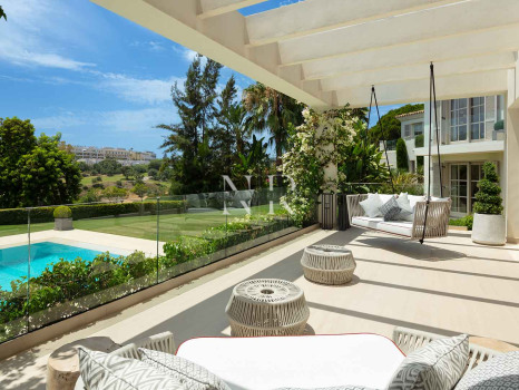 Villa en Aloha Golf en primera línea completamente reformada en venta