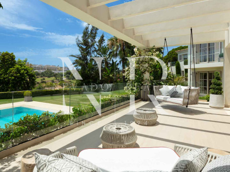 Villa en Aloha Golf en primera línea completamente reformada en venta
