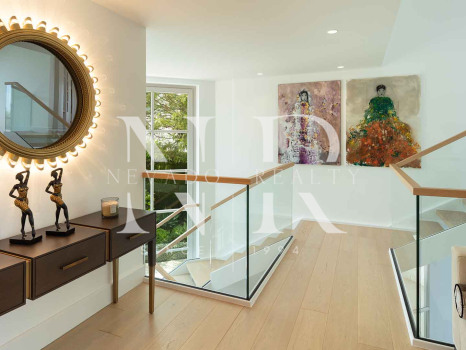 Villa en Aloha Golf en primera línea completamente reformada en venta