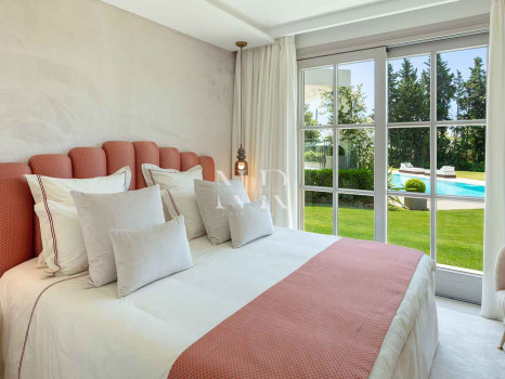 Villa en Aloha Golf en primera línea completamente reformada en venta