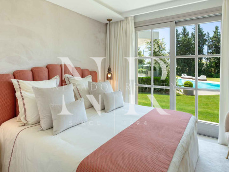 Villa en Aloha Golf en primera línea completamente reformada en venta