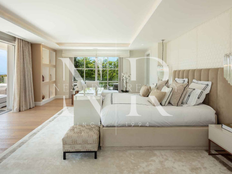 Villa en Aloha Golf en primera línea completamente reformada en venta