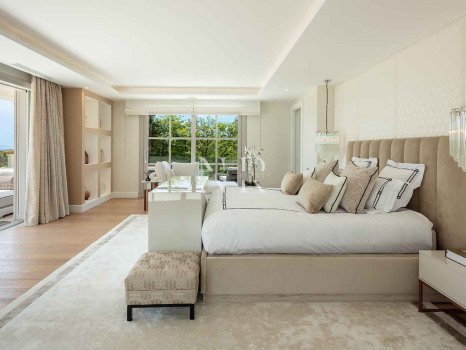 Villa en Aloha Golf en primera línea completamente reformada en venta