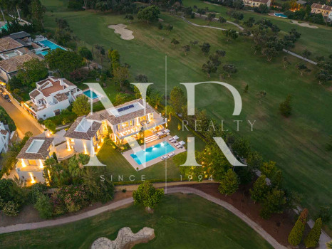 Villa en Aloha Golf en primera línea completamente reformada en venta