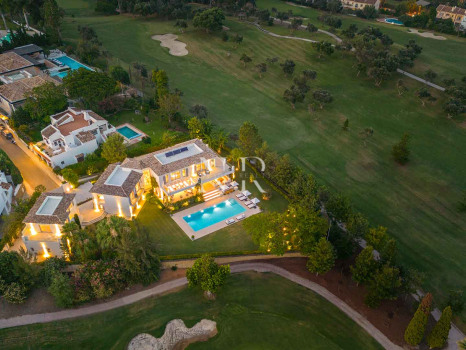Villa en Aloha Golf en primera línea completamente reformada en venta