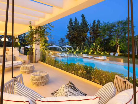 Villa en Aloha Golf en primera línea completamente reformada en venta
