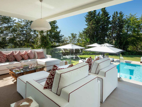 Villa en Aloha Golf en primera línea completamente reformada en venta