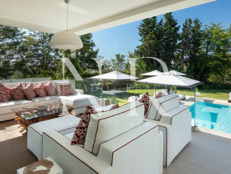 Villa en Aloha Golf en primera línea completamente reformada en venta