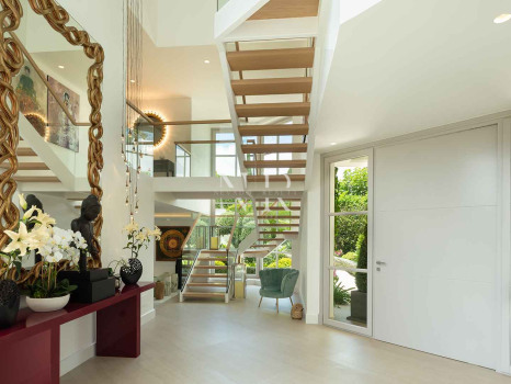 Villa en Aloha Golf en primera línea completamente reformada en venta