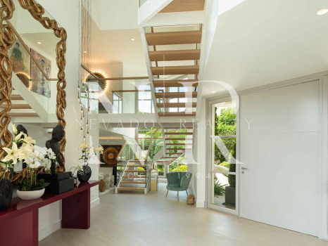 Villa en Aloha Golf en primera línea completamente reformada en venta