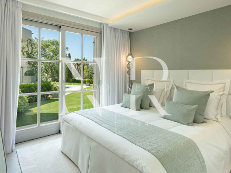 Villa en Aloha Golf en primera línea completamente reformada en venta