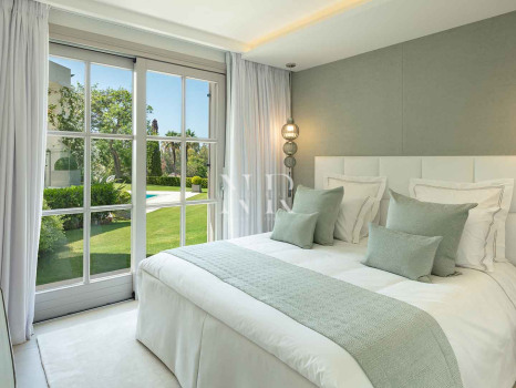 Villa en Aloha Golf en primera línea completamente reformada en venta