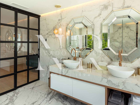 Villa en Aloha Golf en primera línea completamente reformada en venta